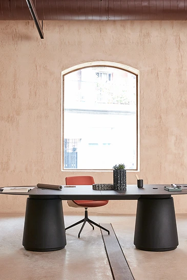 Massivholz-Schreibtisch mit Drehstuhl vor Sprossenfenster – minimalistisches Home Office von den Einrichtungsprofis Leipzig
